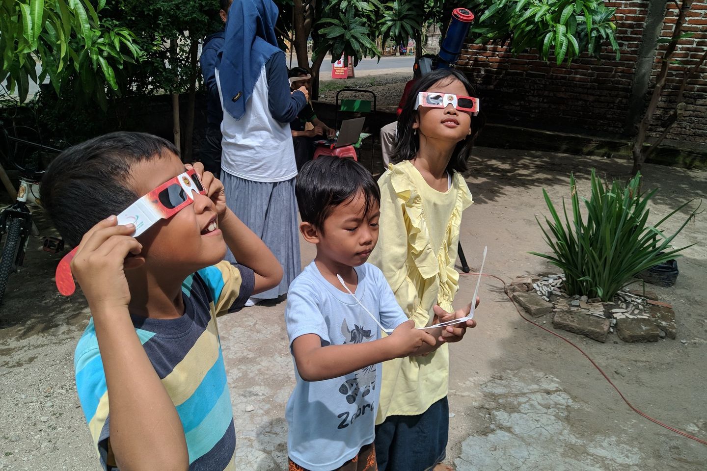 Serunya Anak-Anak dan Peneliti Amati Gerhana Matahari di Ponorogo