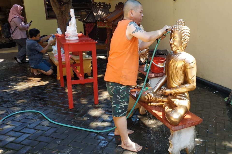 Penyucian Patung Dewa di Kelenteng Sumbernaga Probolinggo Menjelang Imlek, Pengurus Wajib Puasa