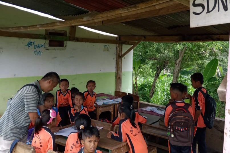 Atap Kelas Nyaris Ambruk, Siswa SDN di Probolinggo Belajar di Parkiran dan Musala