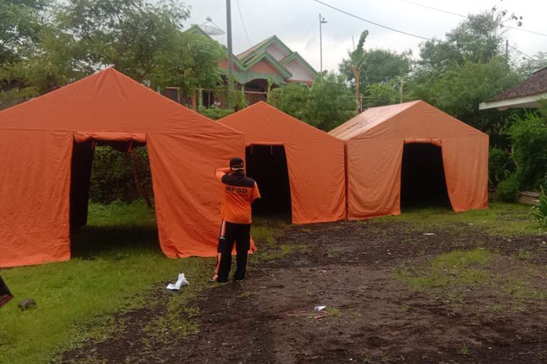 Kelas Nyaris Ambruk, BPBD Bantu Tenda Darurat untuk Siswa SDN di Probolinggo