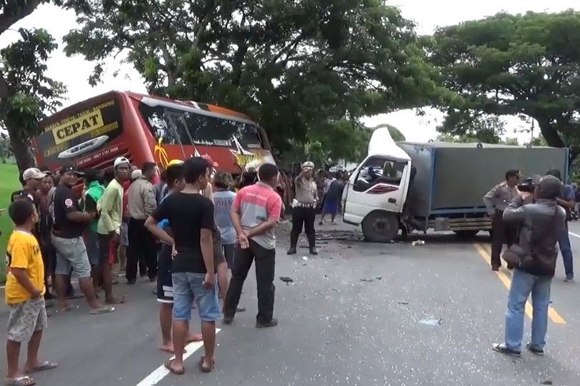 Diduga Mengantuk, Sopir Truk Tewas Setelah Tabrak Bus Sugeng Rahayu