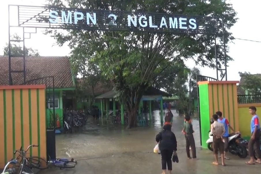 Tergenang Banjir, Siswa SMP di Madiun Diliburkan dan Bersihkan Kelas