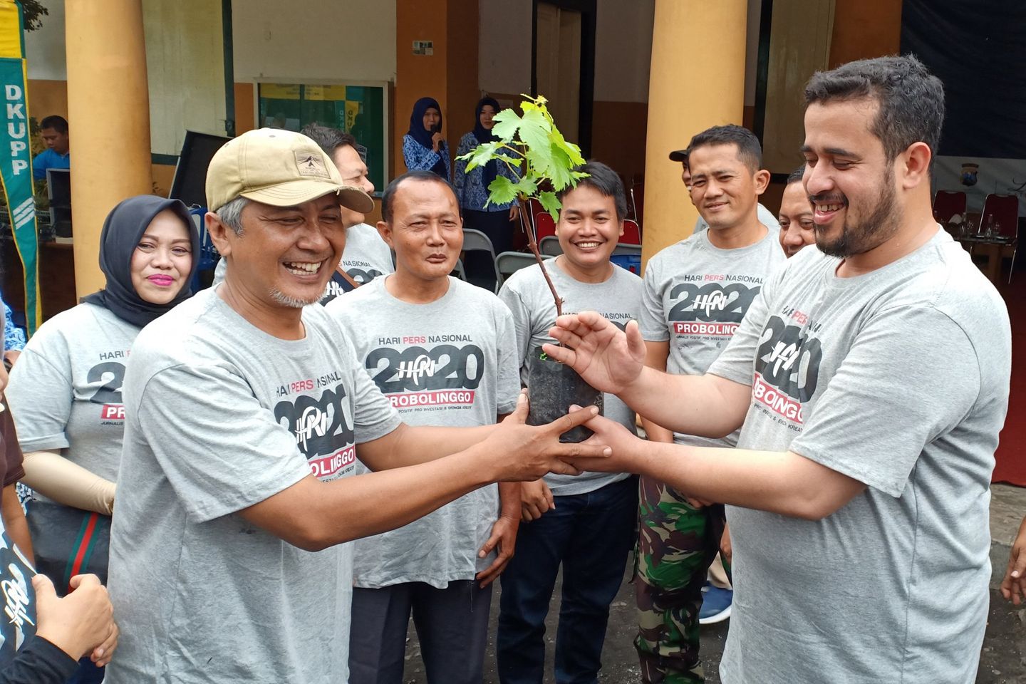 Hari Pers Nasional, Wartawan dan Forkopimda Probolinggo Tanam 1.000 Pohon Anggur