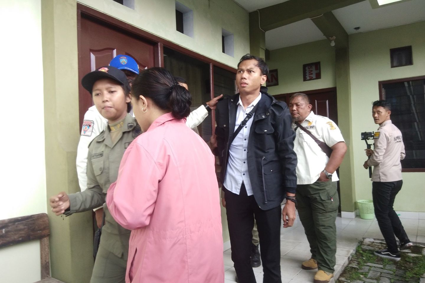 Razia Kosan, Petugas Temukan Pelajar Bawa Kondom dan Alat Tes Hamil