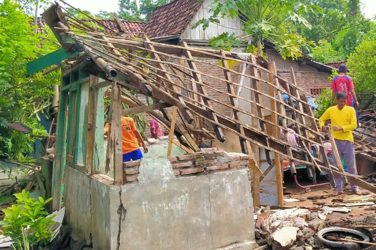 Rumah Tak Layak Huni di Probolinggo Roboh Diguyur Hujan Deras
