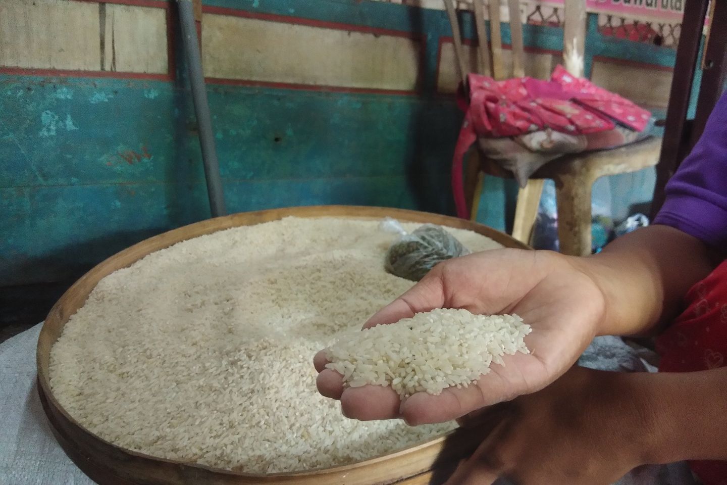 Warga Keluhkan Beras Bantuan Pemerintah Berwarna Kuning dan Berbau <em>Apek</em>
 