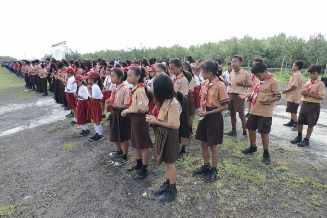 Ribuan Mangrove Ditanam dan Ratusan Kepiting Dilepas di TPI Romokalisari Surabaya