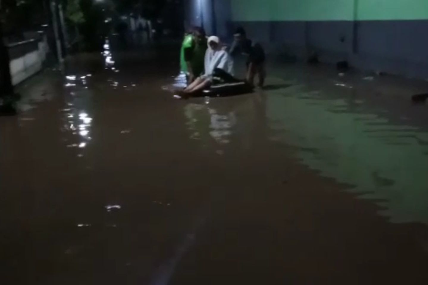 Tanggul Jebol, Jalur Pantura dan Tujuh Desa di Probolinggo Terendam Banjir