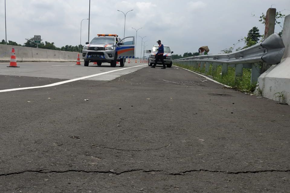 Aspal Ruas di KM 830 Tol Paspro Turun 15 Sentimeter