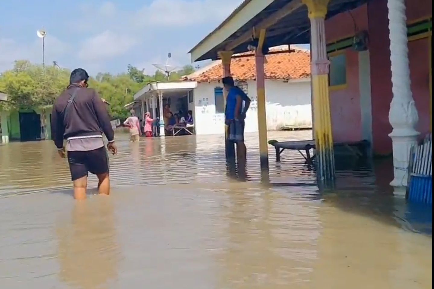Antisipasi Banjir Susulan di Pesisir, BPBD Probolinggo Siapkan Tenda Darurat