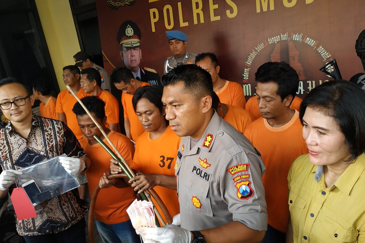 Modus Pencurian Ratusan Liter Solar dari Ekskavator Galian C di Mojokerto