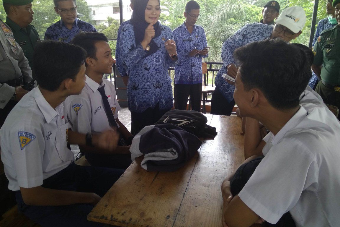 Diliburkan, Belasan Siswa Terpergok Nongkrong di Warkop