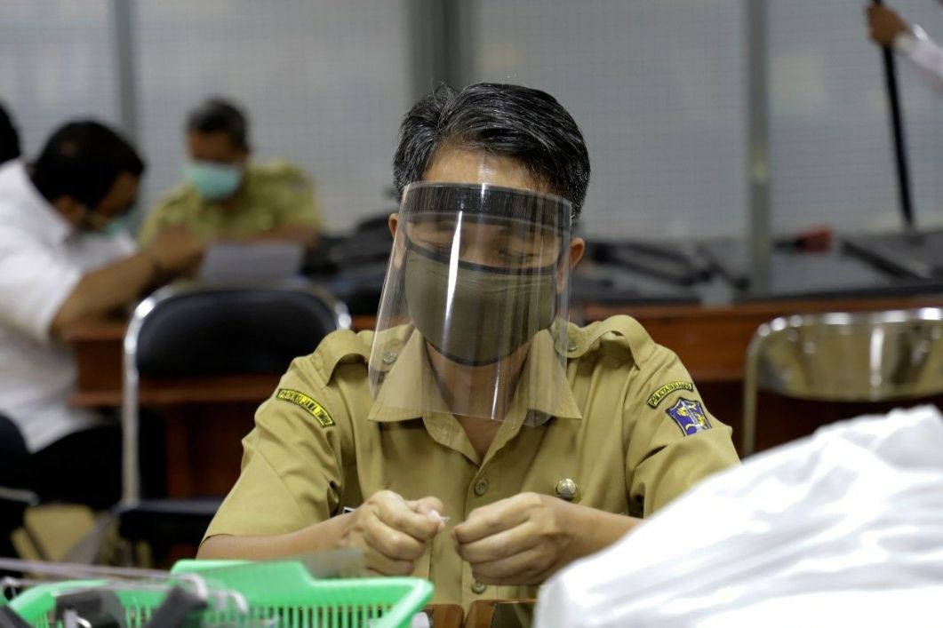 UMKM dan Instansi Pemerintah di Surabaya Produksi APD Corona
