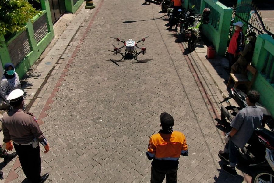 Ratusan Liter Disinfektan Disemprotkan di Kampung Pasien Positif Corona