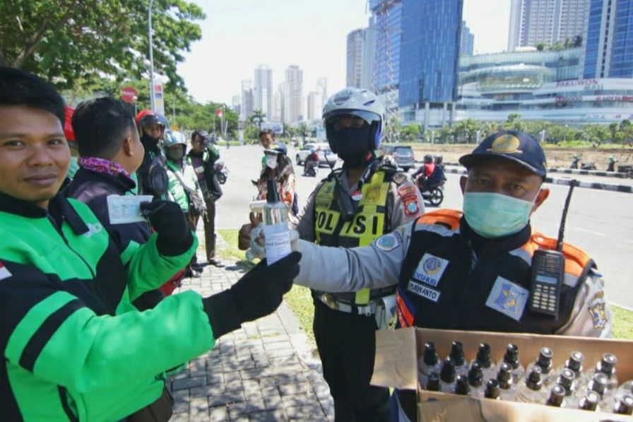 Dishub Surabaya Bagikan Ribuan Hand Sanitizer ke Pengemudi Ojol