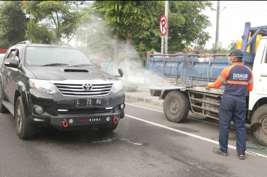 Semua Kendaraan Masuk Surabaya Disemprot Disinfektan