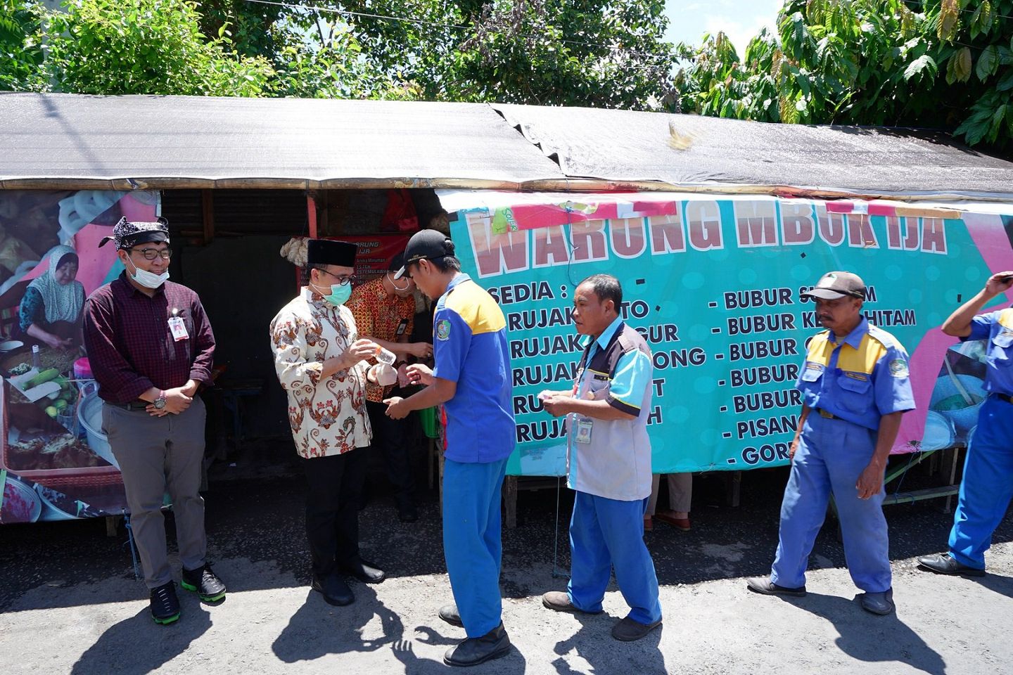 Atasi Dampak Covid, Banyuwangi Bagikan Kupon Makan Gratis pada Pekerja Informal