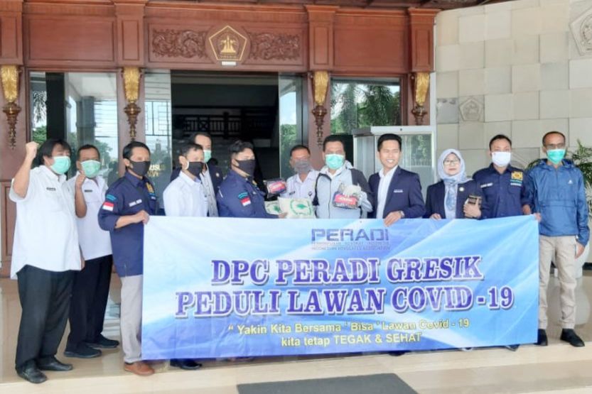 Peradi Gresik Sumbang Masker dan Beras melalui Satgas Covid-19