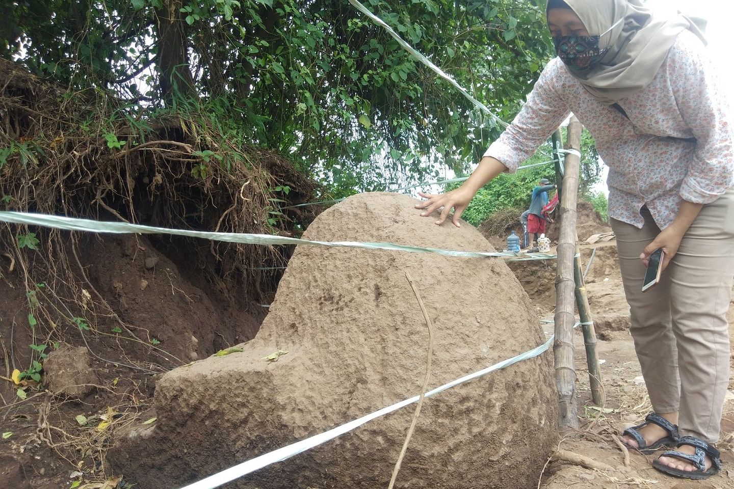 Warga Temukan Batu Pipi Tangga di Area Situs Kumitir, Diduga Bagian dari Bangunan Cagar Budaya