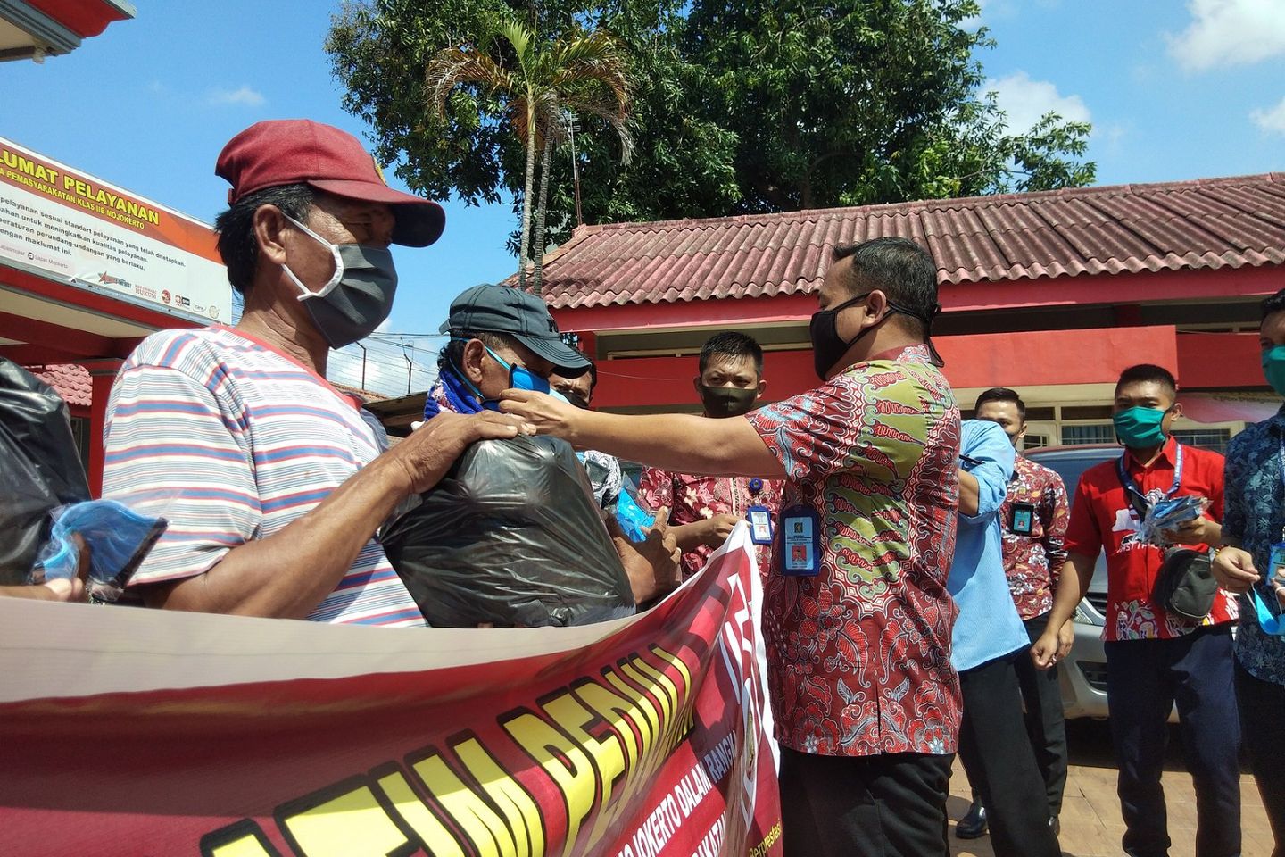 Bhakti Pemasyarakatan, Lapas Mojokerto Bagikan Sembako bagi Masyarakat Terdampak Covid