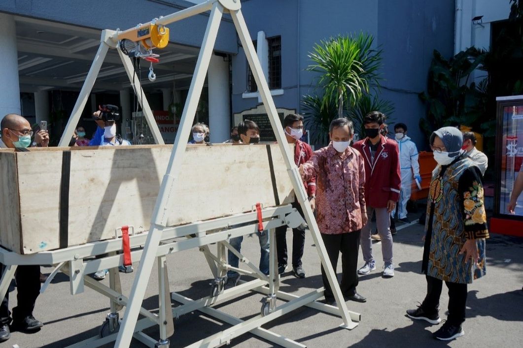 IT Telkom Surabaya Sumbang Tiga Alat, Termasuk Crane Pengangkat Jenazah Covid-19
