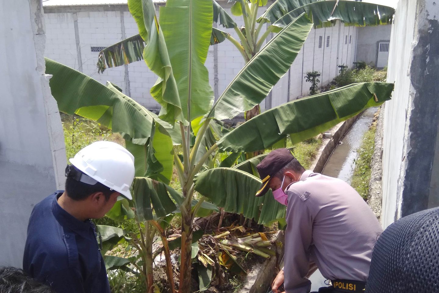 Warga Madiun Datangi Saluran Air yang Belum Dinormalisasi PT Global Way