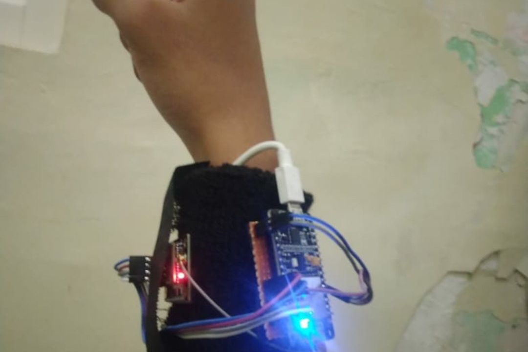 Mahasiswa PENS Ciptakan “Gena”, Gelang Pemantau Pasien Corona