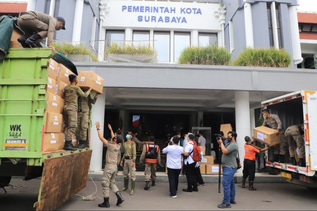 Surabaya Terima Ribuan Baju Pelindung dan Masker KN95 dari Kemenkes