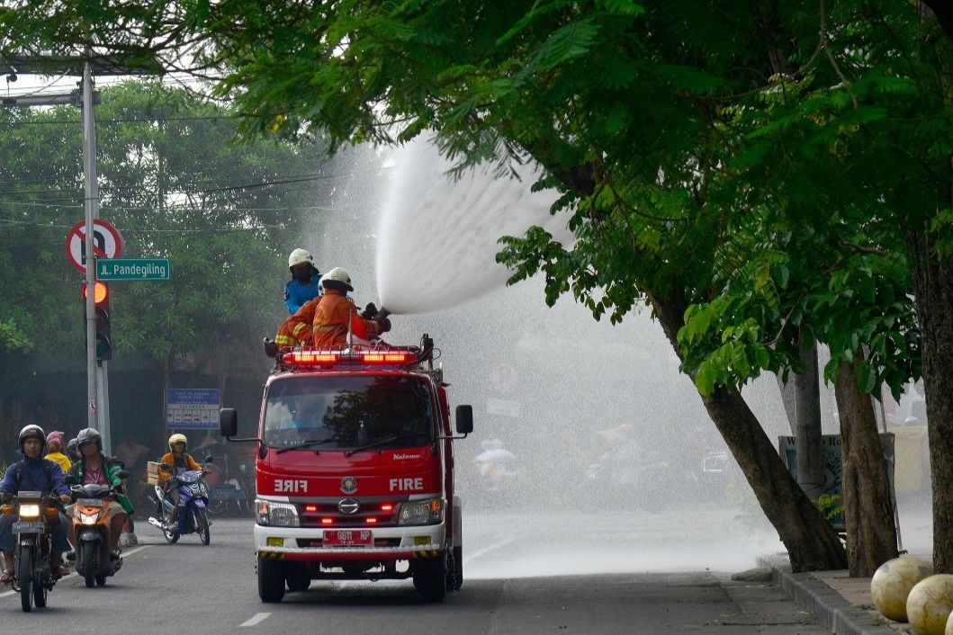 Berantas Covid-19, Sehari 400 Titik di Surabaya Disemprot Disinfektan