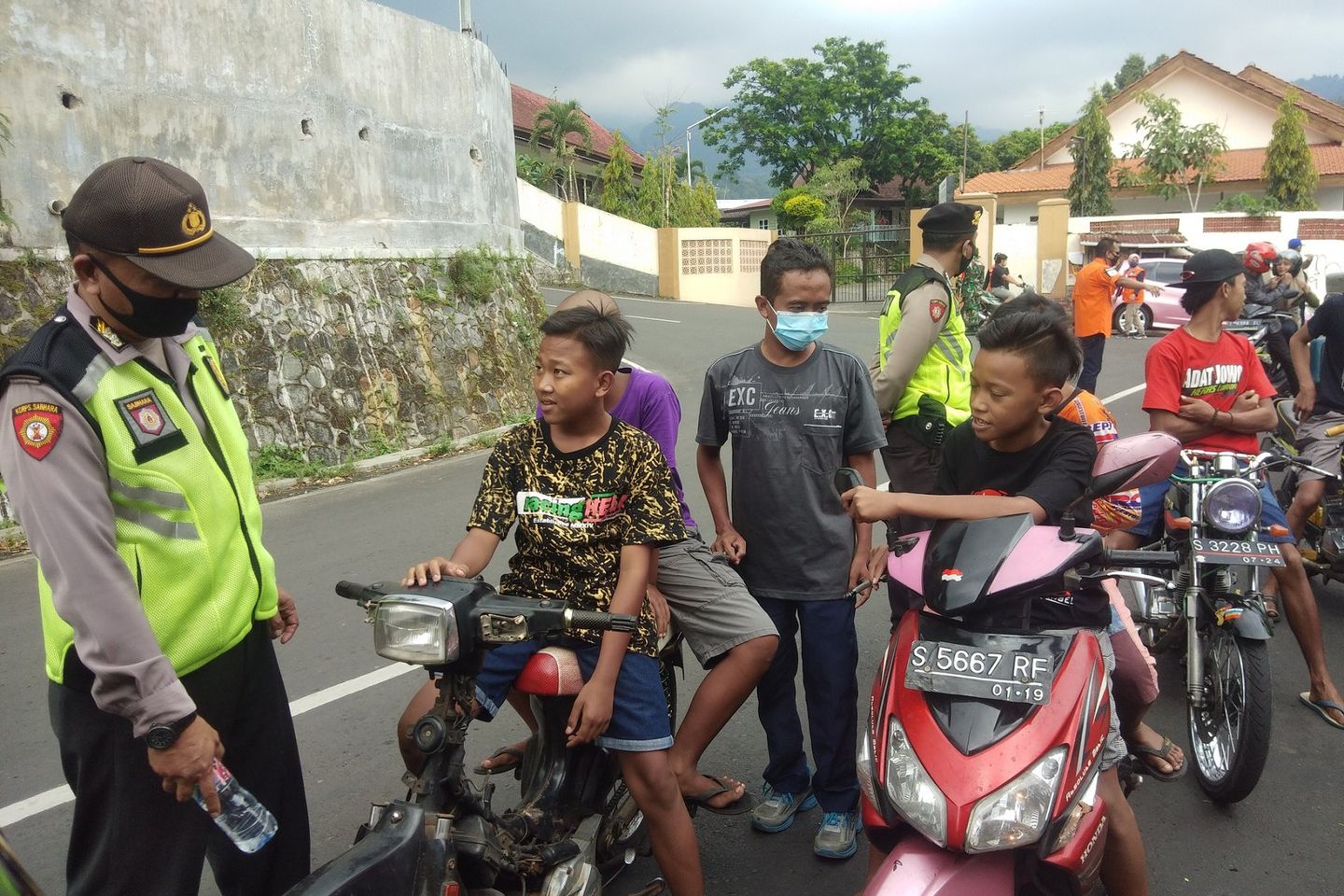 Wisata di Pacet Masih Ditutup, Pengendara Tanpa Masker Dihukum <em>Push</em> <em>Up</em>
