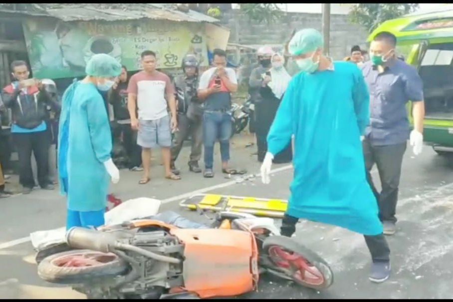Gunakan APD, Tim Medis Evakuasi Korban Kecelakaan di Gresik
