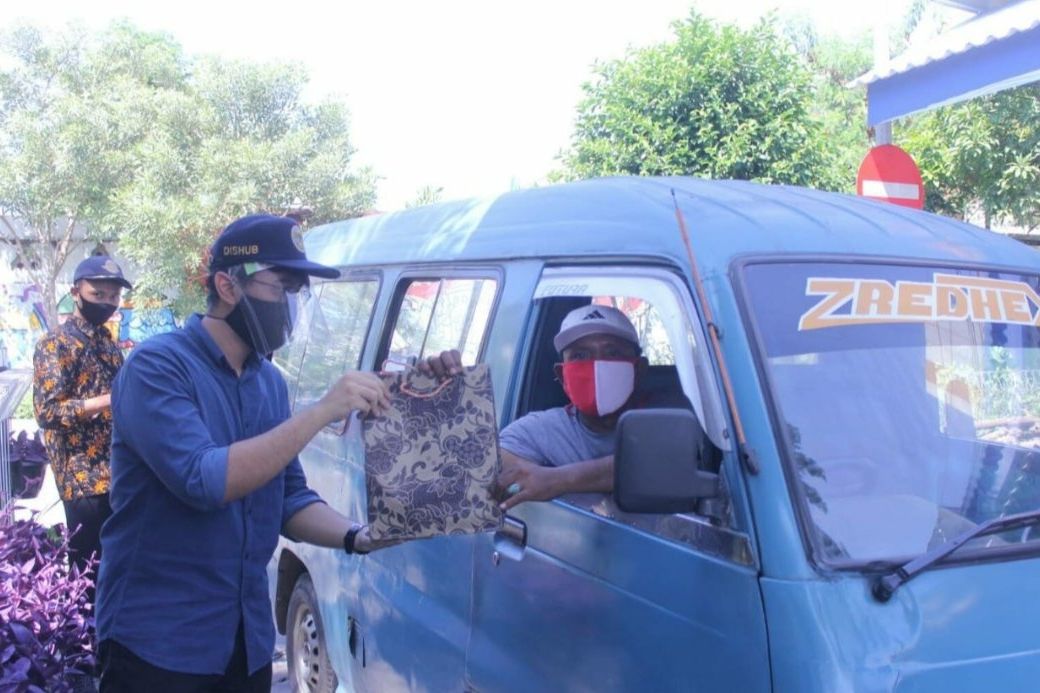 Dishub dan Dinsos Surabaya Bagikan Hand Sanitizer untuk Angkot dan Rumah Ibadah