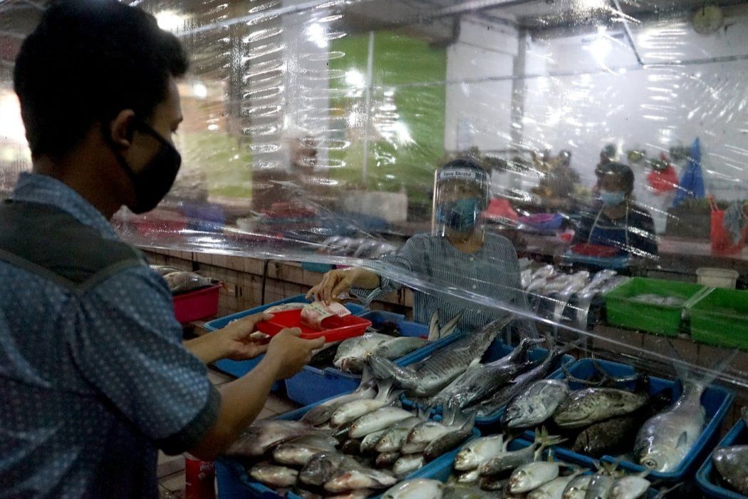 Transaksi Pembayaran Pasar Tangguh di Surabaya Wajib Pakai Nampan