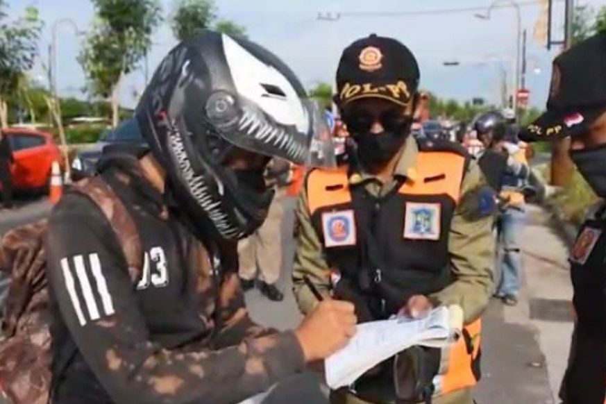 New Normal, Tak Pakai Masker ‘Dihukum’ Joget hingga Sita KTP