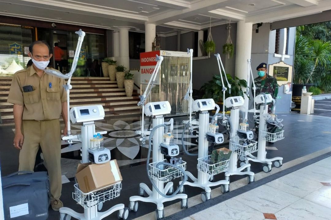 Pemkot Surabaya Serahkan Ventilator untuk Sembilan Rumah Sakit