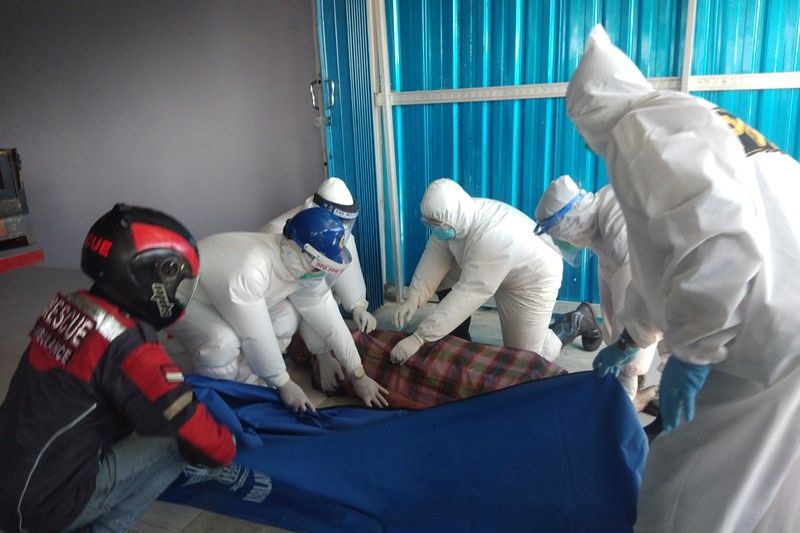 Diduga Jantung, Pria Lansia Meninggal Mendadak Dievakuasi Protokol Covid-19