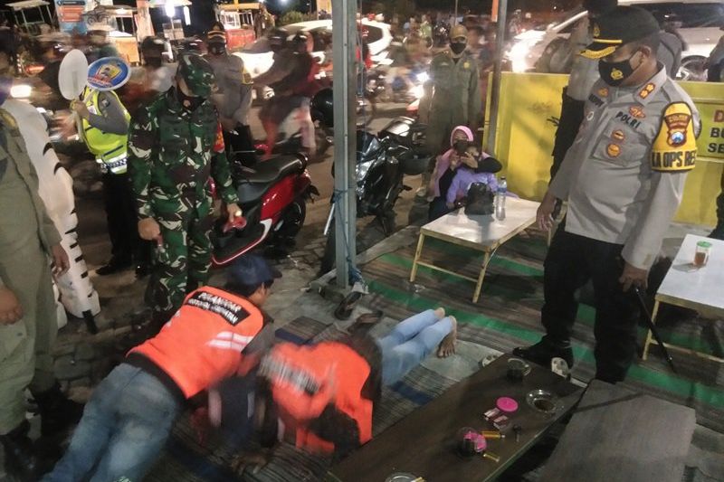 Tak Pakai Masker, Masyarakat Diberi Rompi Pelanggar Protokol Kesehatan