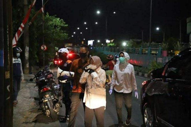 Cara Risma Ingatkan Protokol Kesehatan Cegah Covid saat Razia Malam
