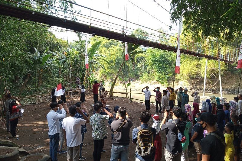 HUT Kemerdekaan, Warga Jember Bersihkan Sungai dan Lepas Benih Lele