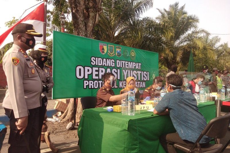 Tak Pakai Masker, Ratusan Warga Disidang di Alun-Alun Kota Mojokerto