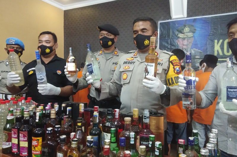 Sepi Pengguna Jasa, Puluhan Purel <em>Nyambi</em> Jual Miras Online