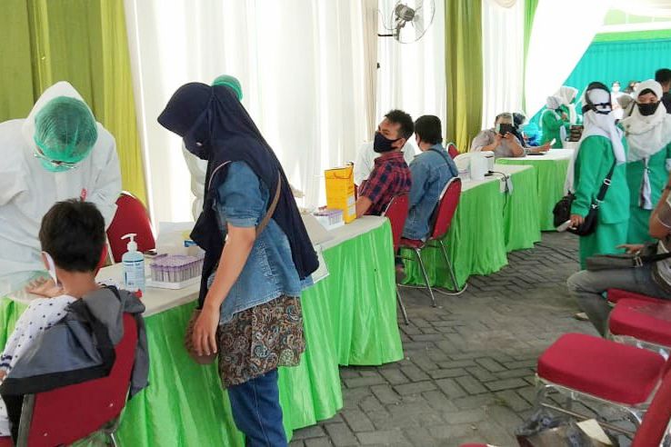 Fatayat NU Gresik Gelar <em>Rapid</em> <em>Test</em> Covid-19 Massal