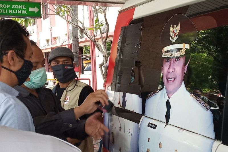 Bawaslu dan Pansus Pilkada DPRD Jember Tutup Gambar Calon Petahana Bupati di Mobil Ambulans