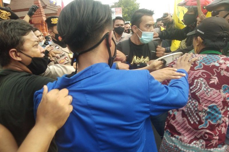 Demo UU Cipta Kerja, Mahasiswa Ancam Blokade Jalan Protokol Mojokerto hingga Malam