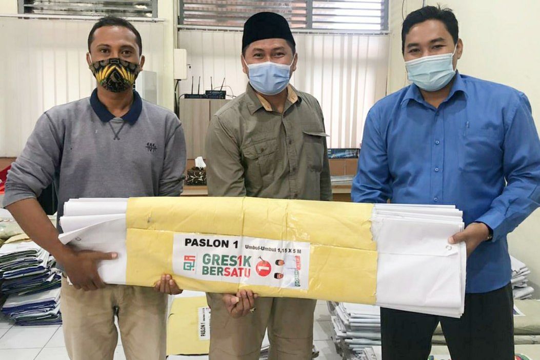 KPU Gresik Serahkan Alat Peraga Kampanye pada Tim Paslon