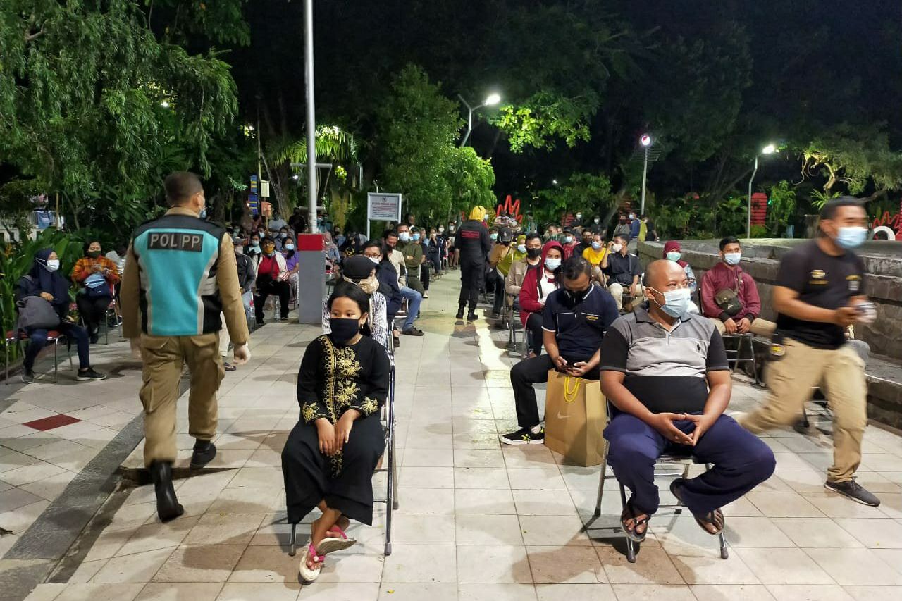 Rapid Test dan Swab Mendadak Digelar di Taman Bungkul, 300 Pengunjung Terjaring Protokol Kesehatan