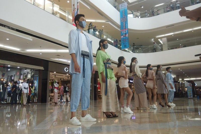 Batik Khas Mojokerto Berpadu dengan Busana Anak Muda Jepang hingga Korea