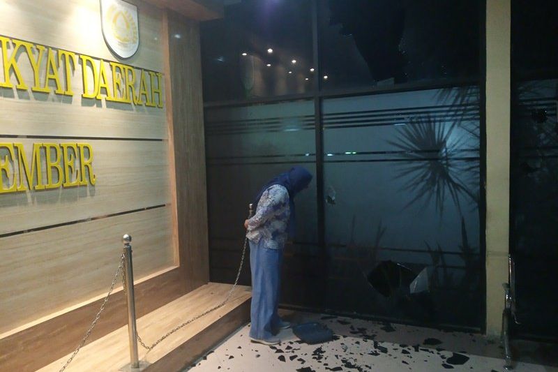 Ricuh Demo UU Cipta Kerja, Kaca Gedung DPRD Jember Pecah