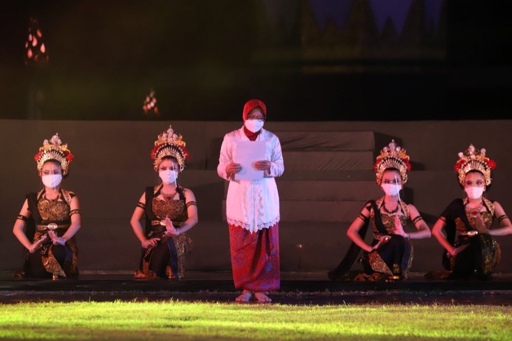 Tampil di Pementasan Wayang "Gayatri Rajapatni”, Risma Baca Puisi