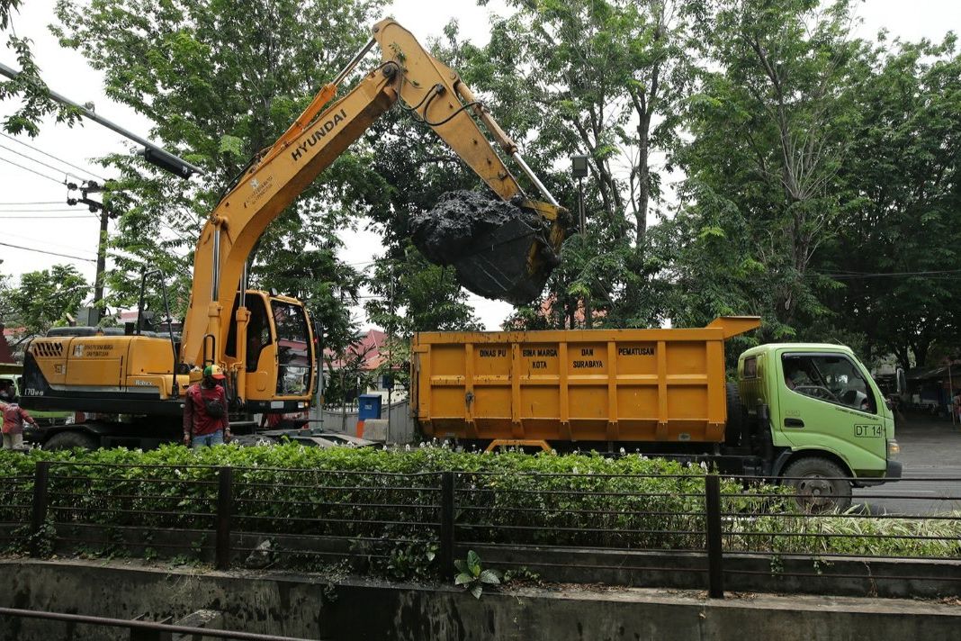 Pengerukan Saluran Kalirejo Berhasil Kumpulkan 26 Dump Truk Sampah